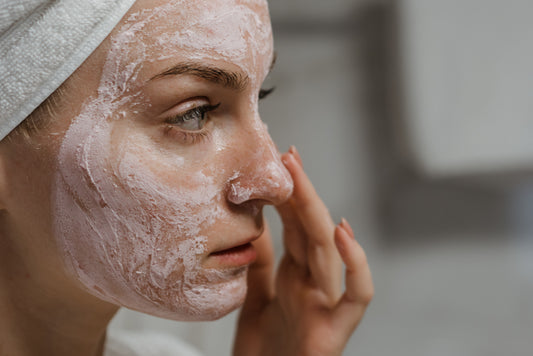 Consiente a tu piel con este ritual de skincare y face yoga