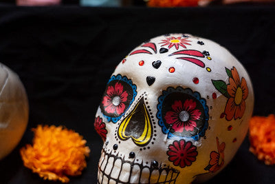 Ofrenda de Día de Muertos con velas y flores de cempasúchil